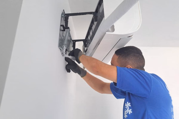 Ar-condicionado em Valinhos: onde instalar a condensadora em terreno de serra