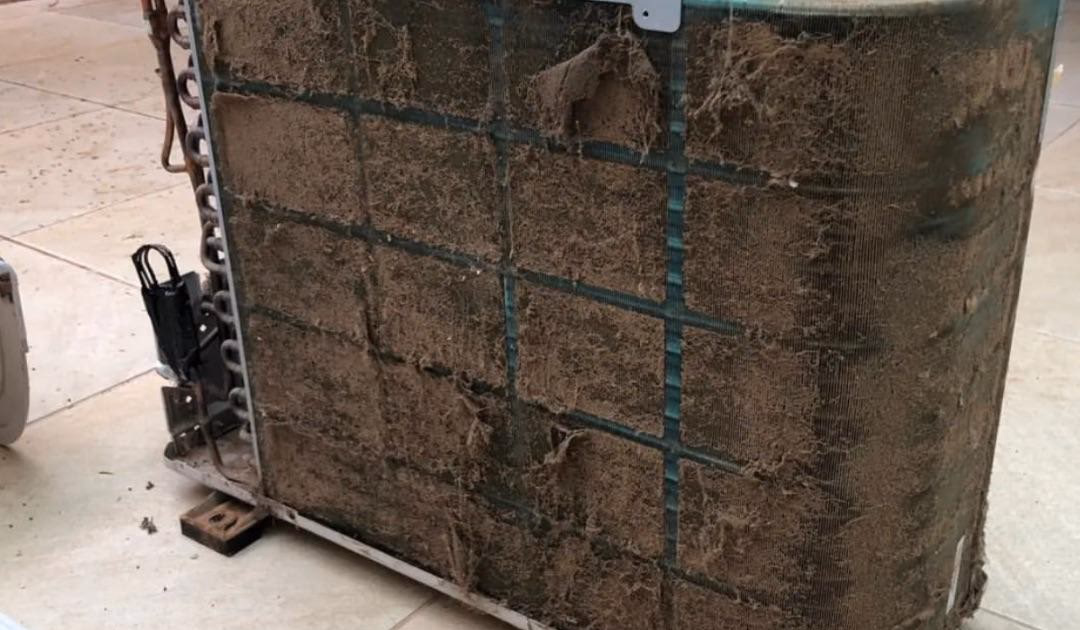 Ar-condicionado em Cosmópolis: poeira de canavial, serpentina colmatada e limpeza mais curta