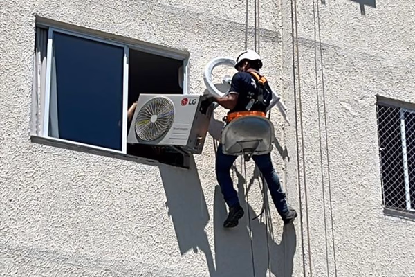 NR-35 e ar-condicionado: por que instalação em fachada exige cadeirinha suspensa