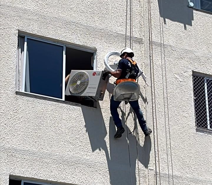 NR-35 e ar-condicionado: por que instalação em fachada exige cadeirinha suspensa